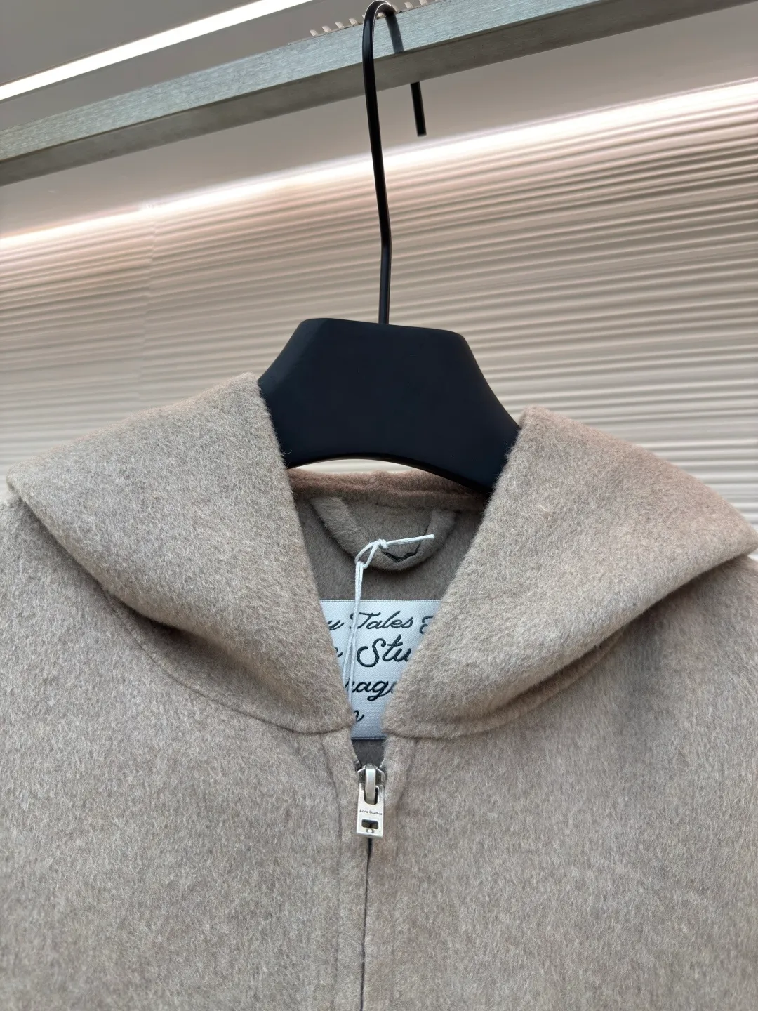Acne Studios Nordic minimalist style double-sided cashmere jacket ●Authentic product: purchased and developed for 7999 ●Item number: 1680681-C85 ●Material: cashmere fabric ●Technology: solid color distressed production ●Version: fitted version ●Weight: about 1070 grams ●Size: S-M-L ●Description: ACNE Nordic minimalist style double-sided cashmere jacket Original version purchased for 11000 Fabric dyed for 35 days Consistent with YB, different from the market version, the fabric is 90% sheep wool and 10% cashmere. The quality inspection report is acceptable. The zipper uses the original authentic zipper with TALON base. The real antique silver craftsmanship is different from the solid color distressed on the market. It uses Ice Pa lining and customizes the YB consistent collar label. The workmanship details are excellent. The overall wiring is straight and delicate, the fabric is comfortable and soft, and the color is consistent without color difference. It can be matched with the same style to create a fashionable look and control various occasions. Customized accessories, complete with three standards, same style for men and women!